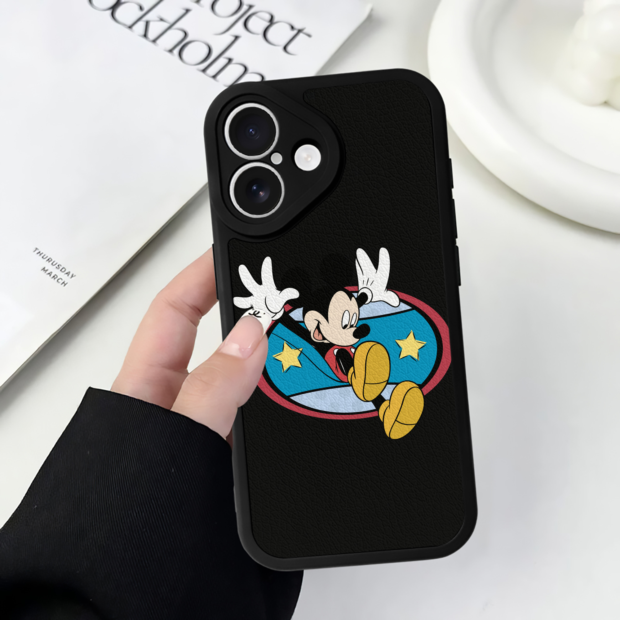 （画像用） ミッキーマウス Mickey Mouse 【iPhone 16シリーズ対応】シリコンスマホケース（レザー調） 材質：シリコン